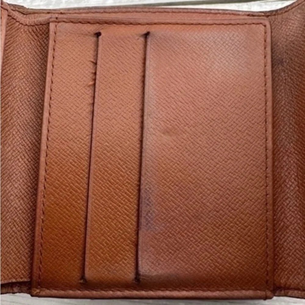 AUTHENTIC Louis Vuitton Elise compact wallet. Monogram canvas.